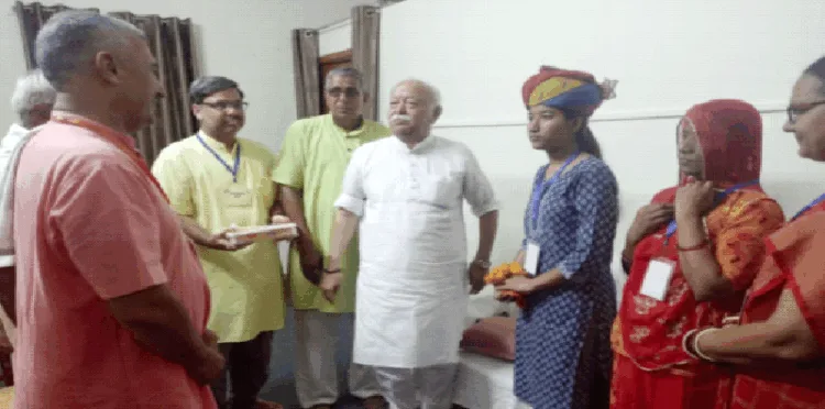 पूजा चौधरी का सम्मान करने के बाद उनके माता-पिता से बात करते श्री मोहनराव भागवत