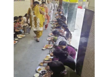 शिविर में भोजन करतीं किशोरियां