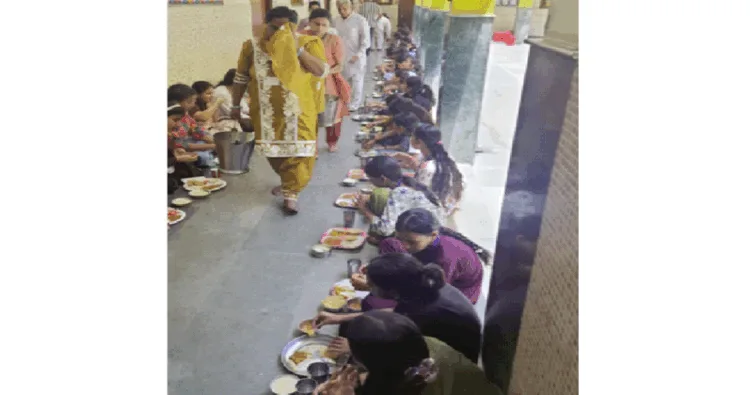 शिविर में भोजन करतीं किशोरियां