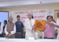 कार्यक्रम में एक पत्रकार को सम्मानित करते आरिफ मोहम्मद खान और अन्य अतिथि