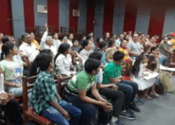 एक शिविर में प्रशिक्षण प्राप्त करते संस्कृत प्रेमी