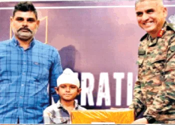 श्रवण सिंह को सम्मानित करते सेना के अधिकारी