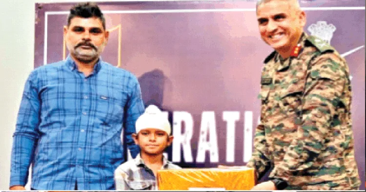 श्रवण सिंह को सम्मानित करते सेना के अधिकारी