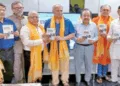पुस्तक का लोकार्पण करते डॉ. हर्षवर्धन और अन्य अतिथि