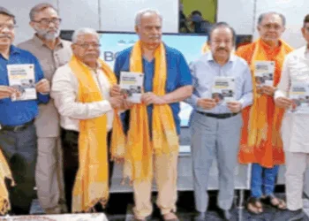 पुस्तक का लोकार्पण करते डॉ. हर्षवर्धन और अन्य अतिथि