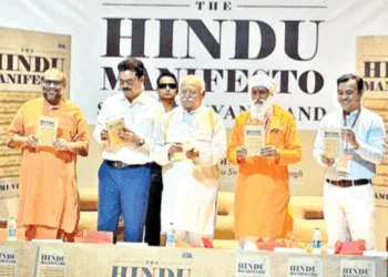 पुस्तक का लोकार्पण करते श्री मोहनराव भागवत। साथ में हैं (बाएं से) स्वामी विज्ञानानंद, प्रो. योगेश सिंह और स्वामी कृष्णशाह विद्यार्थी