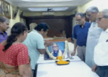 आचार्य विष्णुकांत शास्त्री को श्रद्धांजलि देते अतिथि