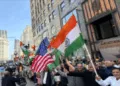 प्रदर्शन करते भारतीय समुदाय के लोग
