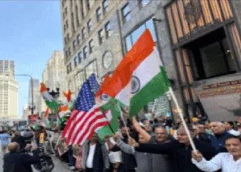 प्रदर्शन करते भारतीय समुदाय के लोग