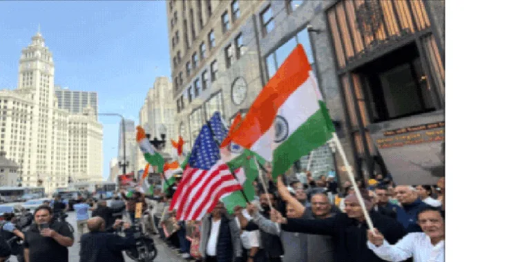 प्रदर्शन करते भारतीय समुदाय के लोग