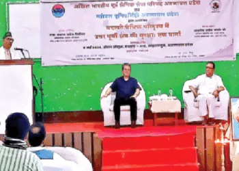 गोष्ठी के मंच पर विराजमान वक्ता