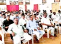 वर्ग में भाग लेते कार्यकर्ता