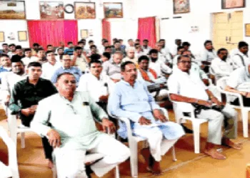 वर्ग में भाग लेते कार्यकर्ता