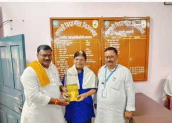 'लोक शिक्षा समिति' के सचिव रामलाल, सबसे दाएं, विद्यालय प्रबंधन समिति, किशनगंज के उपाध्यक्ष नन्द किशोर पोद्दार को प्रतीक चिह्न भेंट करते हुए। साथ में हैं प्राचार्य नागेन्द्र तिवारी