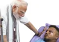 PM मोदी ने विमान हादसे में जीवित बचे विश्वास कुमार से मुलाकात की