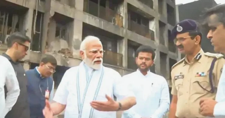पीएम मोदी ने सिविल अस्पताल में घायलों से मुलाकात की