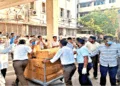 अहमदाबाद विमान हादसे के बाद अस्पताल के बाहर राहत सामग्री के साथ संघ के स्वयंसेवक