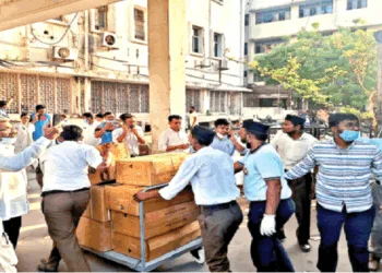अहमदाबाद विमान हादसे के बाद अस्पताल के बाहर राहत सामग्री के साथ संघ के स्वयंसेवक