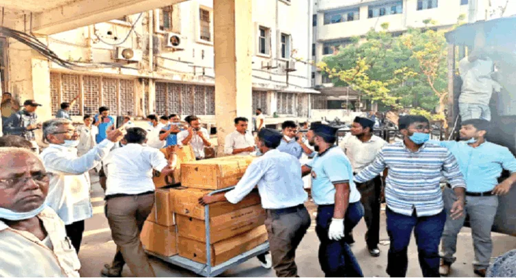 अहमदाबाद विमान हादसे के बाद अस्पताल के बाहर राहत सामग्री के साथ संघ के स्वयंसेवक