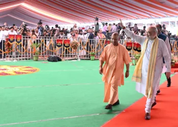 केंद्रीय गृहमंत्री अमित शाह और मुख्यमंत्री योगी आदित्यनाथ