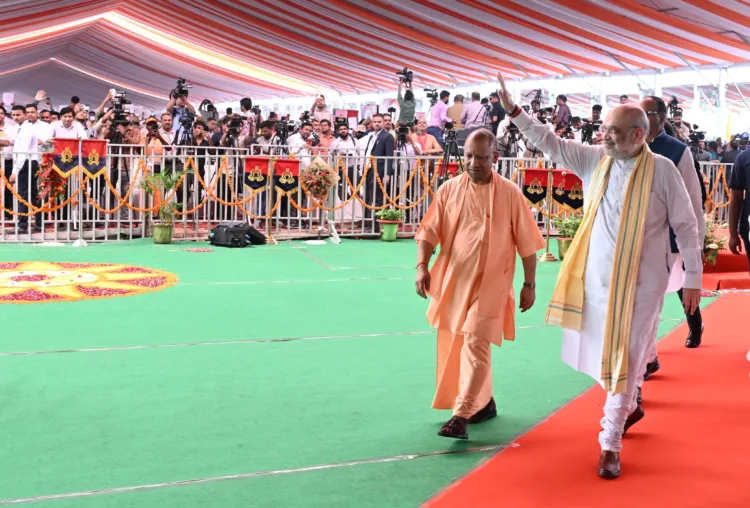 केंद्रीय गृहमंत्री अमित शाह और मुख्यमंत्री योगी आदित्यनाथ