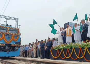 केंद्रीय मंत्री अश्विनी वैष्णव ने मंगलवार को आईएमटी मानेसर स्थित मारुति सुजूकी इंडिया लिमिटेड संयंत्र परिसर में गति शक्ति मल्टी मॉडल कार्गो टर्मिनल का उद्घाटन किया