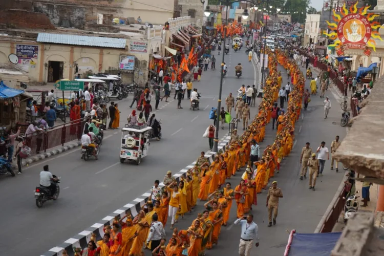 अयोध्या में निकलती कलश यात्रा