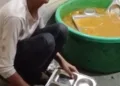 वीके बृजवासी फैमिली रेस्टोरेंट में शौचालय के अन्दर बर्तन साफ करता नाबालिग