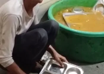 वीके बृजवासी फैमिली रेस्टोरेंट में शौचालय के अन्दर बर्तन साफ करता नाबालिग