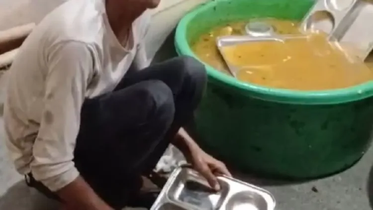 वीके बृजवासी फैमिली रेस्टोरेंट में शौचालय के अन्दर बर्तन साफ करता नाबालिग