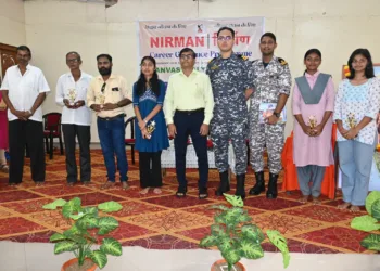 कार्यक्रम में अतिथियों के साथ छात्र