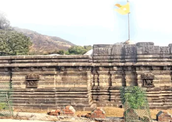 चावंड का किला और उसके अंदर बना एक मंदिर