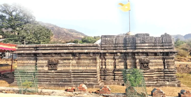चावंड का किला और उसके अंदर बना एक मंदिर