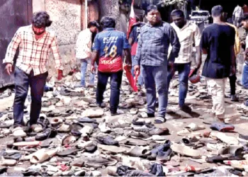 बेंगलुरू के चिन्नास्वामी स्टेडियम में भगदड़ के बाद का दृश्य