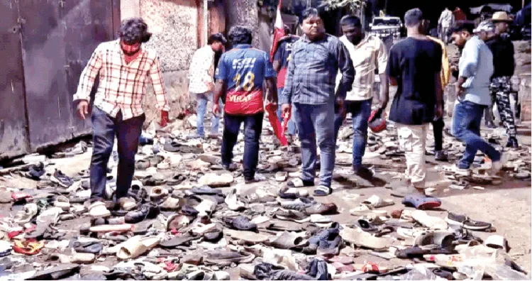 बेंगलुरू के चिन्नास्वामी स्टेडियम में भगदड़ के बाद का दृश्य