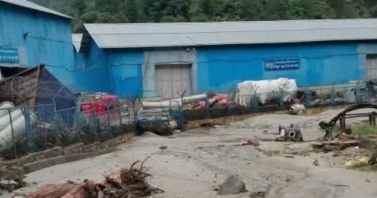 हिमाचल प्रदेश में बादल फटने और भारी वर्षा से जनजीवन प्रभावित हुआ है।