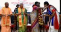 छात्रा को सम्मानित करतीं राष्ट्रपति द्रौपदी मुर्मु