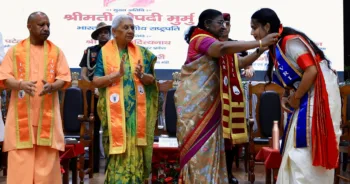छात्रा को सम्मानित करतीं राष्ट्रपति द्रौपदी मुर्मु