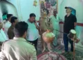जालौन में प्राचीन शिव मंदिर में शिवलिंग तोड़ी। जांच करते अधिकारी और ग्रामीण