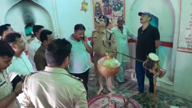 जालौन में प्राचीन शिव मंदिर में शिवलिंग तोड़ी। जांच करते अधिकारी और ग्रामीण