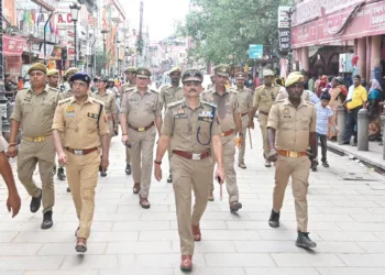 गोदौलिया दशाश्वमेध मार्ग पर अतिक्रमण हटाती वाराणसी पुलिस