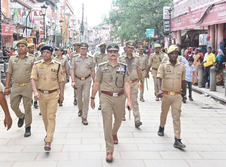 गोदौलिया दशाश्वमेध मार्ग पर अतिक्रमण हटाती वाराणसी पुलिस
