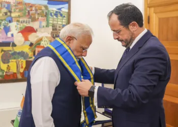 साइप्रस के राष्ट्रपति निकोस क्रिस्टोडौलिडेस ने एक भव्य समारोह में भारत के प्रधानमंत्री को अपने यहां के सर्वोच्च नागरिक सम्मान "ग्रैंड क्रॉस ऑफ द ऑर्डर ऑफ मकारियोस III" से सम्मानित किया