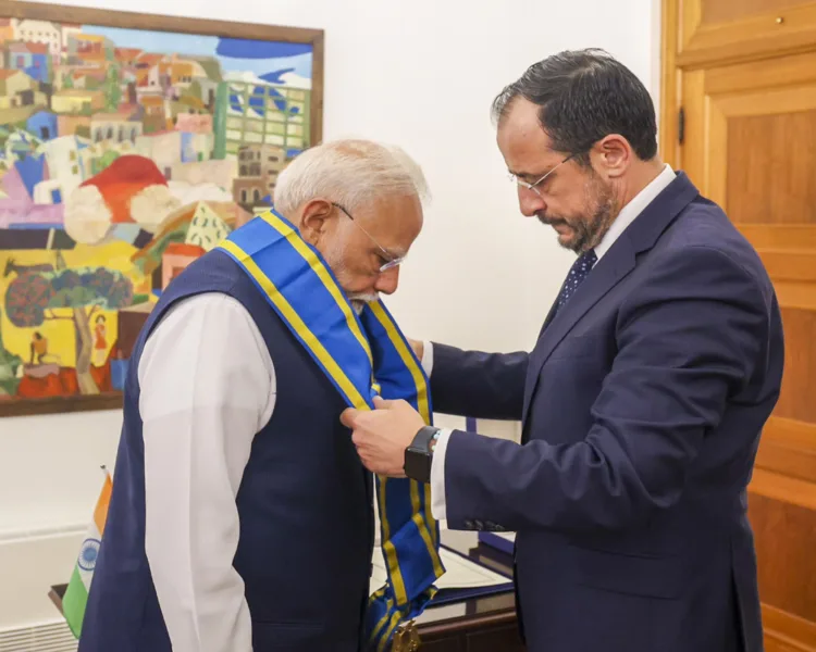 साइप्रस के राष्ट्रपति निकोस क्रिस्टोडौलिडेस ने एक भव्य समारोह में भारत के प्रधानमंत्री को अपने यहां के सर्वोच्च नागरिक सम्मान "ग्रैंड क्रॉस ऑफ द ऑर्डर ऑफ मकारियोस III" से सम्मानित किया