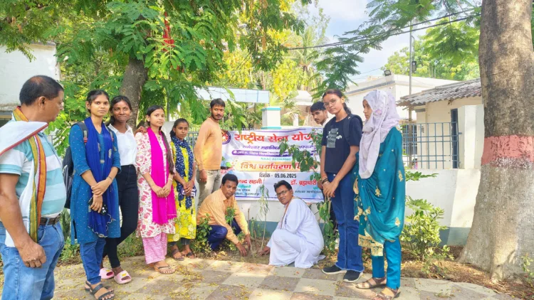 पौधारोपण करते प्राचार्य प्रो.ब्रह्मचारी व्यासनन्दन शास्त्री, अन्य अतिथि और छात्र