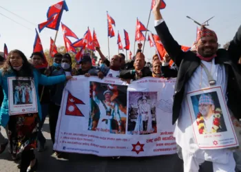 प्रदर्शनकारी पूर्व राजा ज्ञानेंद्र शाह के चित्र लिए नारे लगा रहे थे -'नेपाल को फिर से हिंदू राष्ट्र घोषित करो।'