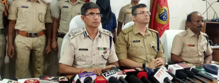 घटना की जानकारी देते वरिष्ठ पुलिस अधिकारी