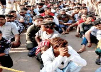 पुलिस द्वारा पकड़े गए अवैध बांग्लादेशी घुसपैठिए ( फाइल फोटो )