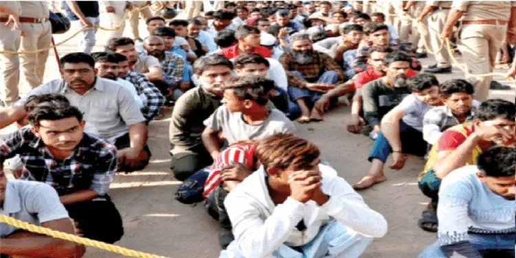 पुलिस द्वारा पकड़े गए अवैध बांग्लादेशी घुसपैठिए ( फाइल फोटो )
