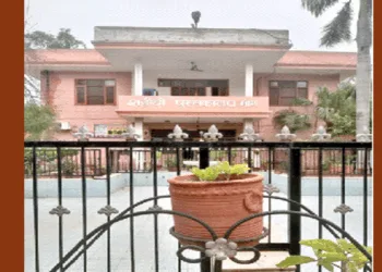 शहीदी पार्क में चल रहा पुस्तकालय